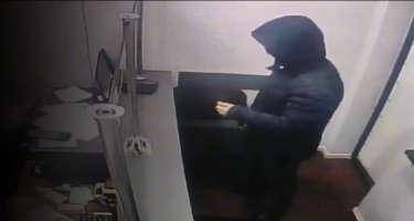 Bakıda lombarda silahlı basqın edildi - VİDEO