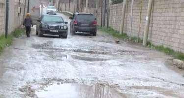 Bərbad vəziyyətdə olduğu üçün avtobusun işləmədiyi yol — VİDEO