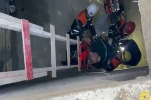 Badamdarda su anbarına düşən vətəndaş xilas edilib - VİDEO