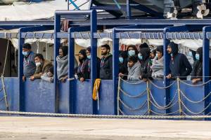 KİV: Britaniya noyabrdan miqrantları hərbi kazarmalarda yerləşdirməyə başlayacaq