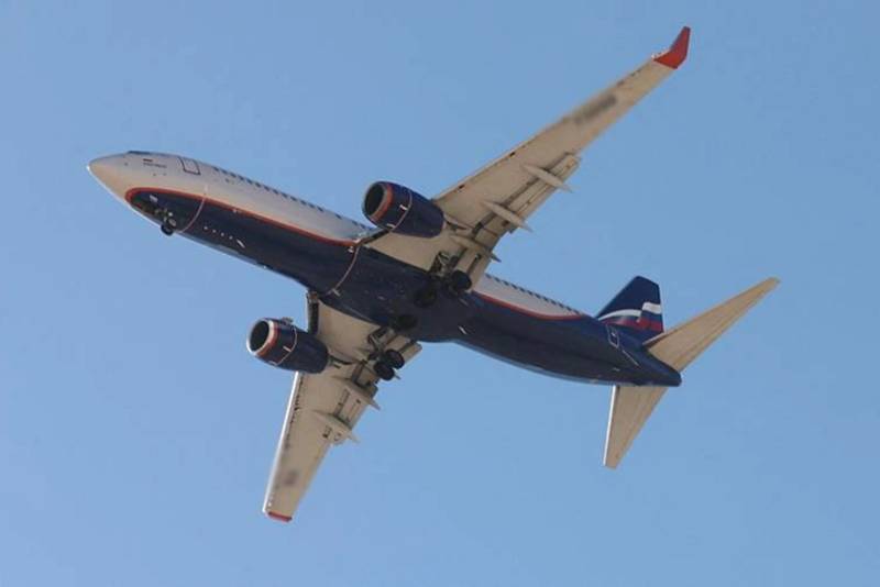 ABŞ-də "Boeing 737" təyyarəsi ön şüşəsi çatladığından məcburi eniş edib