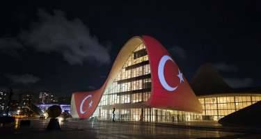 Heydər Əliyev Mərkəzi Türkiyə bayrağı ilə proyeksiya olundu