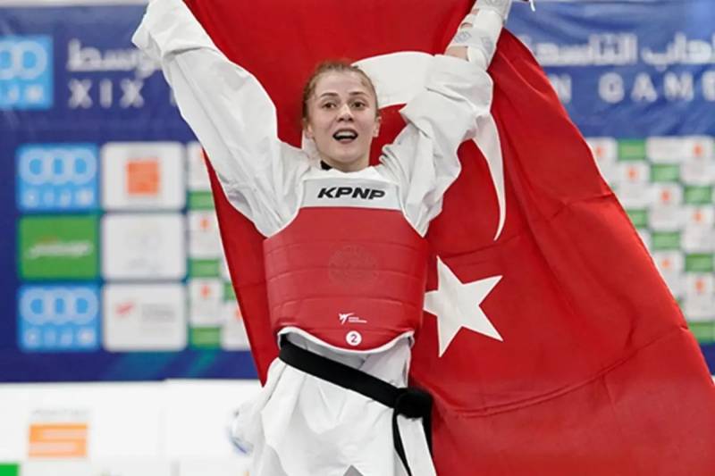 Taekvondoçu Mərvə Dinçəl Kavurat 53 kq çəkidə qadınlar arasında dünya çempionu oldu