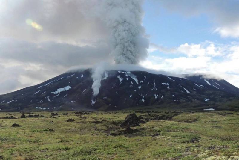 Kamçatkada vulkan 2,5 kilometr yüksəkliyə kül püskürüb