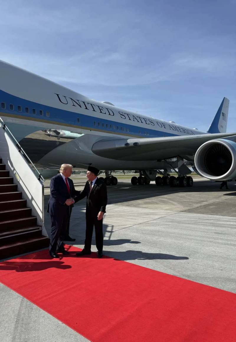 ABŞ Prezidenti Donald Tramp Malayziyada Təyyarədən Endikdən Sonra Qırmızı Xalıda Rəqs Etdi