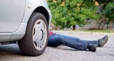 Gədəbəydə qardaş-bacını avtomobil vurdu