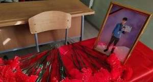 Partasına qərənfillər düzüldü... - FOTO Xəbər şəkili