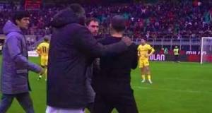 "Milan"ın baş məşqçisi kapitanı döymək istədi Xəbər şəkili