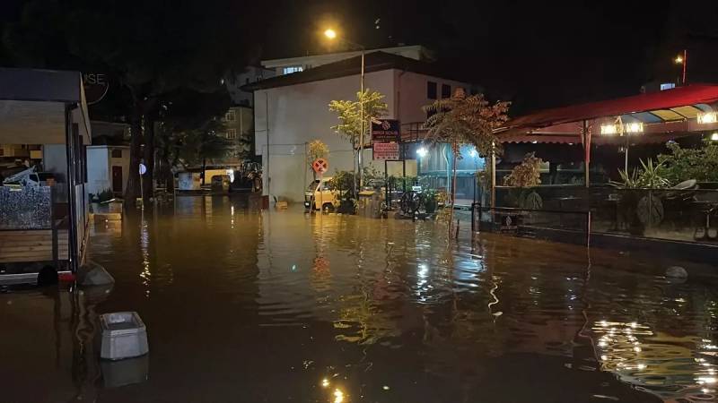 Balıkəsirin Ədremit və Burhaniye rayonlarında güclü leysan böyük daşqınlara səbəb oldu