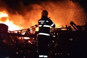 Bakıda taxtalar yığılan ərazidə yanğın söndürülüb - YENİLƏNİB