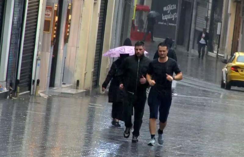 İstanbulda Səhər Yağan Şiddətli Leysan Taksimdə Vətəndaşlara və Turistlərə Çətinliklər Törətdi Xəbər şəkili