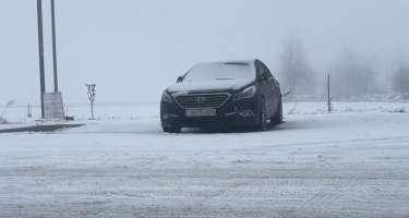 Bu rayona güclü qar yağdı - Maşınlar yolda qaldı