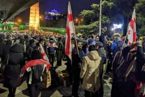 Tbilisidə etirazçılar parlament binasının qarşısındakı yolu boşaldıblar - YENİLƏNİB Xəbər şəkili