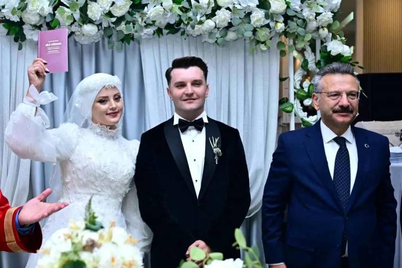 Eskişəhər Valisi Hüseyn Aksoy Polis Cütlüyünün Nikah Şahidliyini Etdi Xəbər şəkili