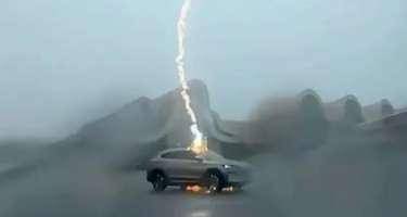 Çin avtomobilini üç dəfə ildırım vurdu - VİDEO 