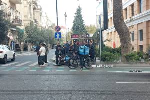 Bakının mərkəzində avtomobil velosipedçini vurub - FOTO Xəbər şəkili