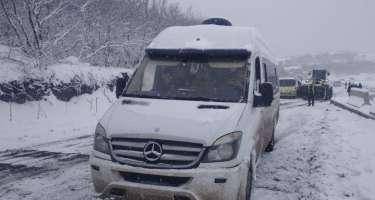 Qar yolu bağladı, sürücülər çarəsiz qaldı - FOTO