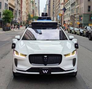 Federal Tənzimləyicilər Waymo Robotaksisinin Dayanmış Məktəb Avtobusunu Keçməsi İlə Bağlı İstintaqa Başladı Xəbər şəkili
