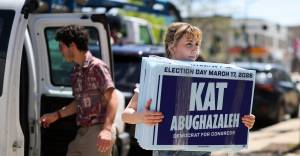 İllinoys Konqresinə Namizəd Olan İflüenser Kat Abuqazalehə ICE Etirazlarına Görə İttiham Verildi Xəbər şəkili