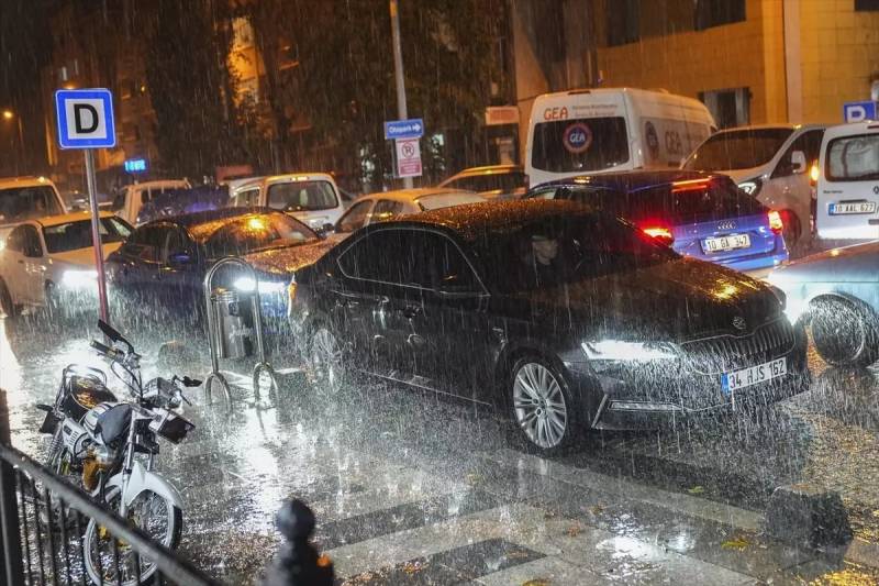 6.1 Balıkəsir Zəlzələsi: Şiddətli Yağış Sındırğıda Fəsadların Aradan Qaldırılması İşlərini Çətinləşdirir