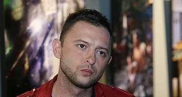 Məşhur müğənni naziri məhkəməyə verdi