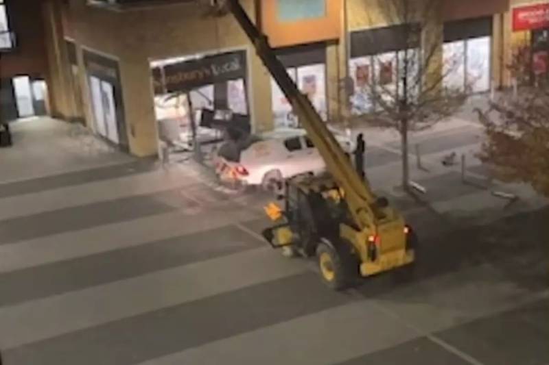 İngiltərədə Cəsarətli Oğurluq: Ağır Telehənder Maşını ilə Bütöv Bankomat Aparıldı Xəbər şəkili