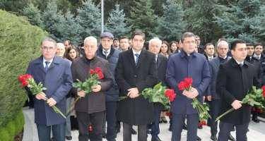 MEDİA və Audiovizual Şuranın nümayəndələri Heydər Əliyevin məzarını ziyarət etdi - FOTO