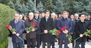 MEDİA və Audiovizual Şuranın nümayəndələri Heydər Əliyevin məzarını ziyarət etdi - FOTO