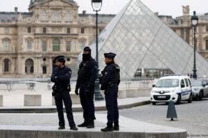 Paris prokuroru Luvr soyğunçuluğu şübhəlilərinin həbsi xəbərinin yayılmasını pisləyib Xəbər şəkili