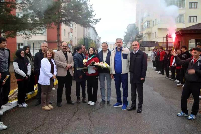 Sivaslı Afra Kılınç Uşu Kunq-Fu üzrə Dünya Çempionu oldu: Evə Qayıdışı Məşəllərlə Qeyd Edildi