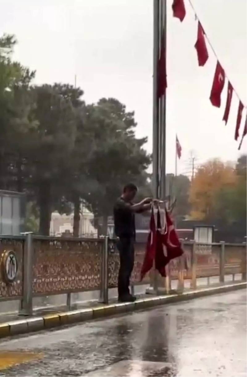 Ərzincanda Cümhuriyyət Bayramı Coşğusu Və Güclü Yağış: Yerdən Bayraqları Yığan Vətəndaşın Həssas Addımı Təqdir Edildi