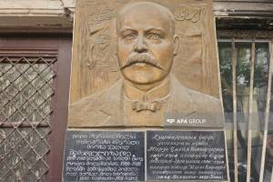 Cəlil Məmmədquluzadənin Tbilisidəki barelyefində “Azərbaycan” sözü bərpa olunub Xəbər şəkili