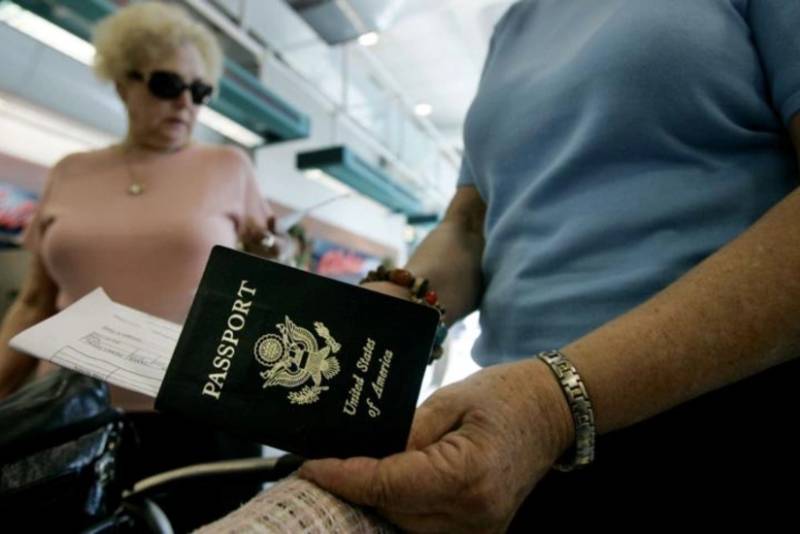 KİV: Amerikalılar getdikcə daha çox siyasi səbəblərdən vətəndaşlıqdan imtina edirlər