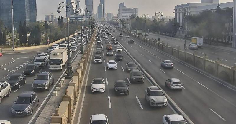 Texniki nasaz avtomobilin yolda qalması nəqliyyatı iflic edib