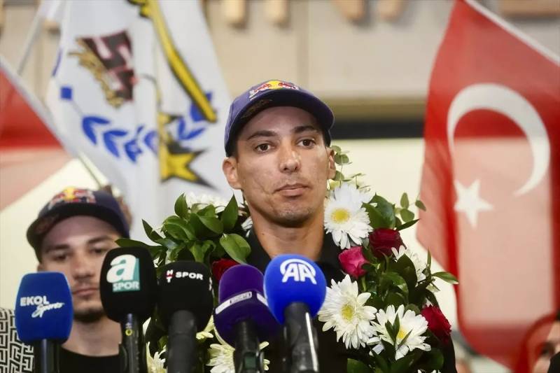 2025 WSBK Çempionu <strong>Toprak Razqatlıoğlu</strong> Türkiyəyə Qayıtdı: Sofuoğlu və Pərəstişkarların Coşğun Qarşılaması