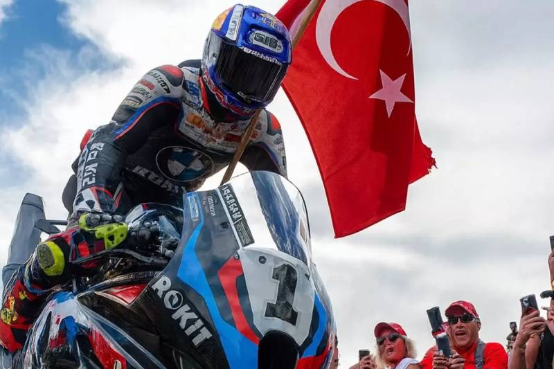 Milli İdmançı Toprak Razqatlıoğlu 2025 Dünya Superbike Çempionatında Üçüncü Dəfə Qızıl Medal Qazandı Xəbər şəkili