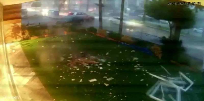 Antalyada dəhşətli fırtına: Tonlarla ağırlıqda dam yola düşdü (Video) Xəbər şəkili