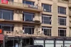 Bakıda binanın eyvanı restoranın üstünə uçub Xəbər şəkili