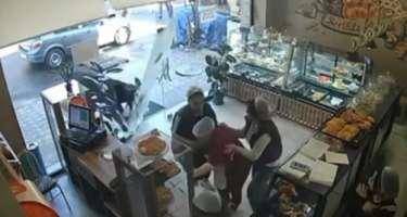 Gəncədə camış şirniyyat mağazasına hücum etdi: Xəsarət alanlar var