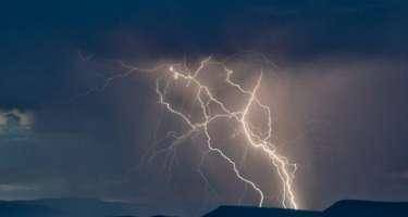 Bu rayona ildırım düşdü: Yaralı var - VİDEO