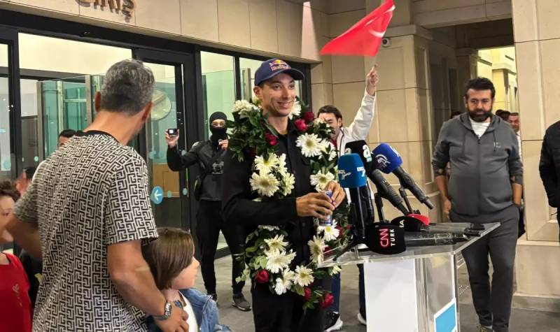 Milli Motosikletçi Toprak Razqatlıoğlu Üçüncü Dünya Çempionluğunu Qazandı: İstanbulda Təntənəli Qarşılama