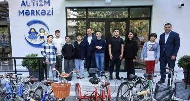 Autizmli gənclərə velosiped hədiyyə edilib
