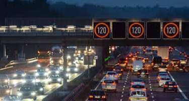 Almaniyada kişi avtomobili izdihamın üzərinə sürdü