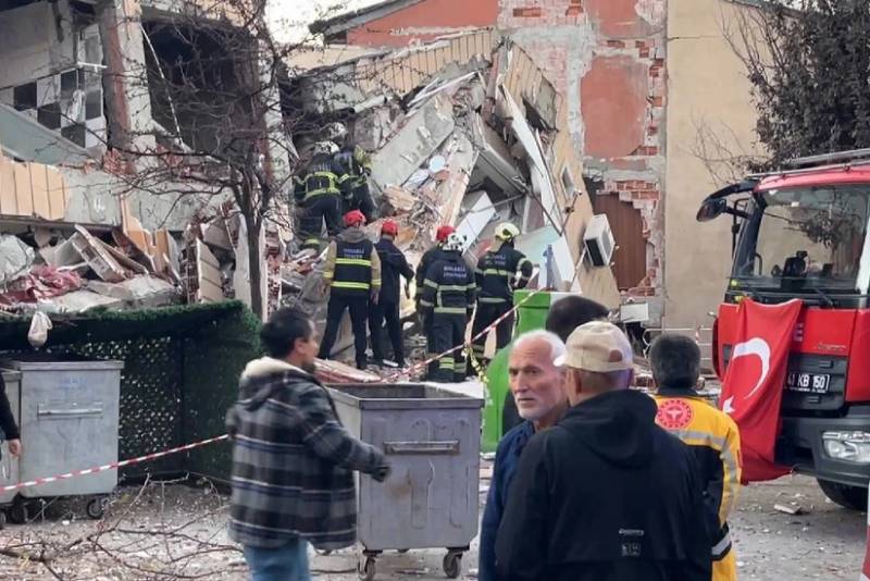 Türkiyədə altımərtəbəli bina uçub