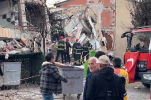 Türkiyədə altımərtəbəli bina uçub Xəbər şəkili