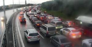 Zığ şosesində yük avtomobili yolda qalıb, sıxlıq yaranıb Xəbər şəkili