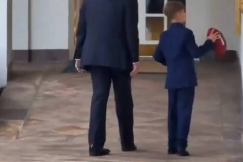 ABŞ Prezidenti Donald Trampın Qeyri-sabit Gəzintisi Sağlamlıqla Bağlı Şübhələrə Səbəb Oldu