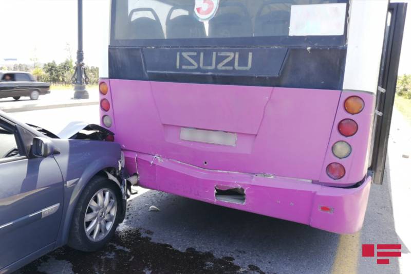 Gəncədə minik maşını sərnişin avtobusu ilə toqquşub, ölən və xəsarət alanlar var