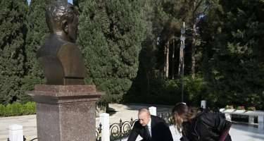 Prezident və xanımı Heydər Əliyevin məzarını ziyarət etdi