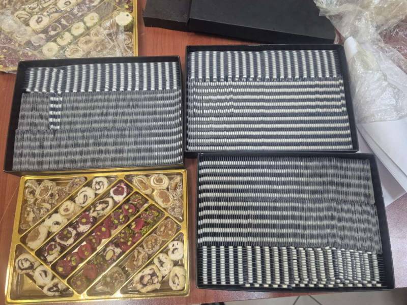 Şirniyyat qutularının içərisində gizlədilən dərman preparatları aşkar edilib (FOTO)